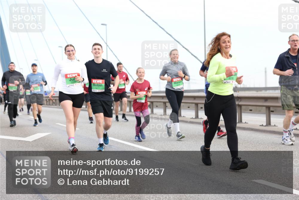 03.10.2025 - Köhlbrandbrückenlauf Lena Gebhardt http://msf.ph/oto/9199257 03.10.2025 15:37:53 Position 1 7706, 7877, 8376 meine-sportfotos.de