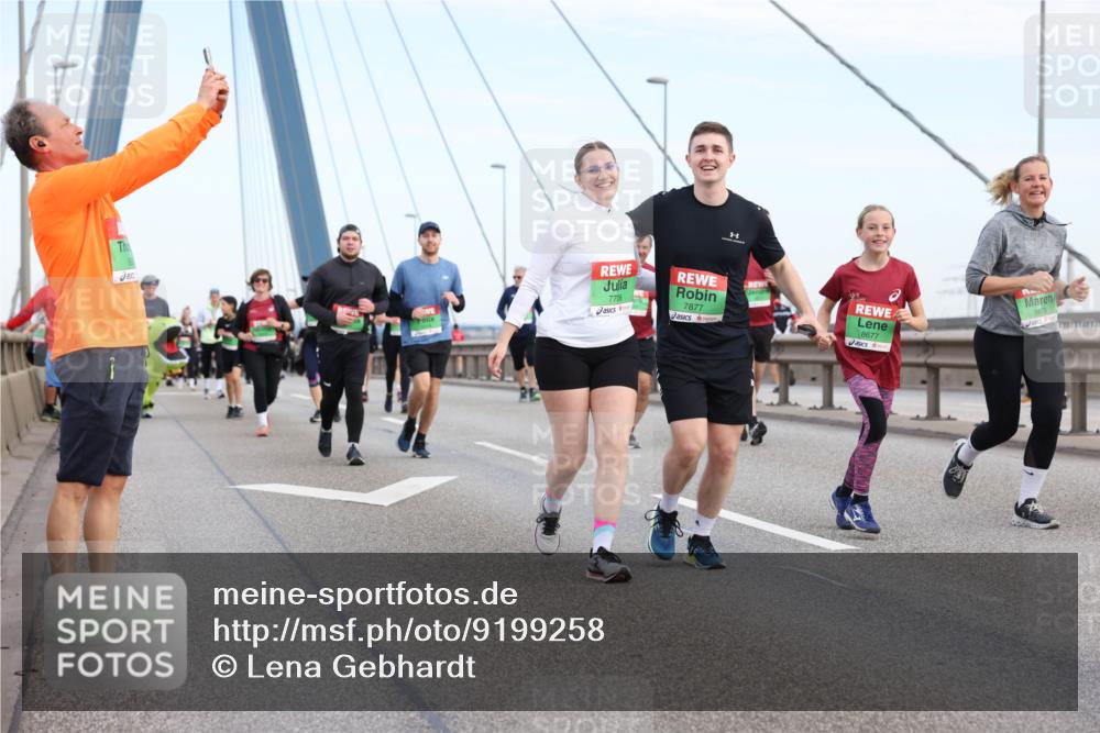 03.10.2025 - Köhlbrandbrückenlauf Lena Gebhardt http://msf.ph/oto/9199258 03.10.2025 15:37:53 Position 1 7706, 7877, 8677 meine-sportfotos.de