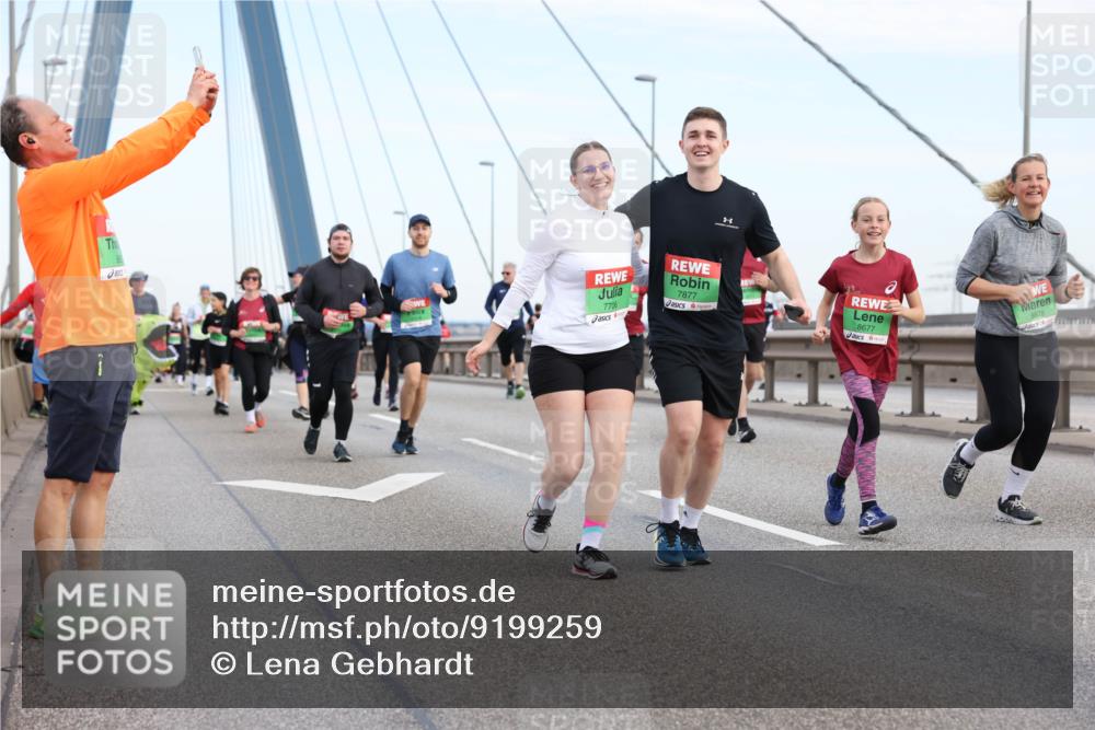 03.10.2025 - Köhlbrandbrückenlauf Lena Gebhardt http://msf.ph/oto/9199259 03.10.2025 15:37:53 Position 1 7877, 7706, 8677, 8678 meine-sportfotos.de