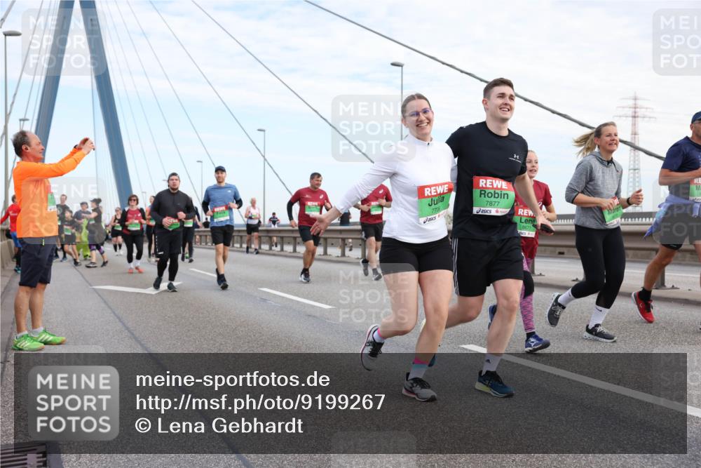 03.10.2025 - Köhlbrandbrückenlauf Lena Gebhardt http://msf.ph/oto/9199267 03.10.2025 15:37:55 Position 1 7706, 7877, 8677 meine-sportfotos.de