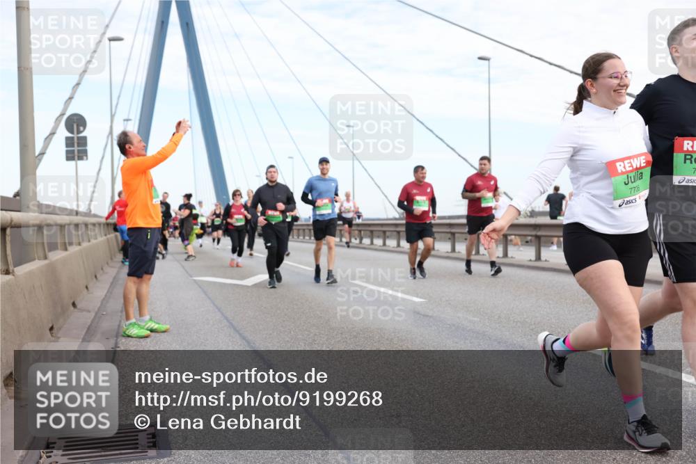 03.10.2025 - Köhlbrandbrückenlauf Lena Gebhardt http://msf.ph/oto/9199268 03.10.2025 15:37:55 Position 1 7706, 7 meine-sportfotos.de