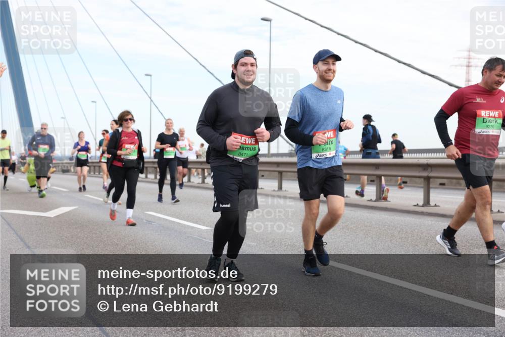 03.10.2025 - Köhlbrandbrückenlauf Lena Gebhardt http://msf.ph/oto/9199279 03.10.2025 15:37:58 Position 1 9270, 8471, 8318 meine-sportfotos.de