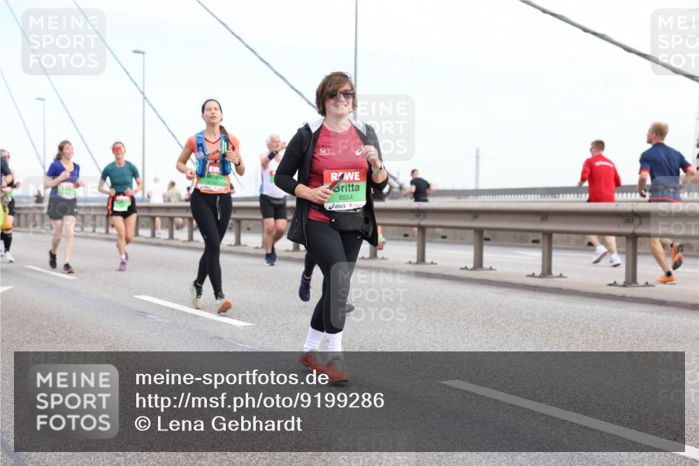03.10.2025 - Köhlbrandbrückenlauf Lena Gebhardt http://msf.ph/oto/9199286 03.10.2025 15:37:59 Position 1 8554 meine-sportfotos.de