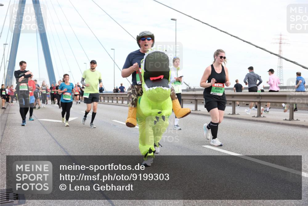03.10.2025 - Köhlbrandbrückenlauf Lena Gebhardt http://msf.ph/oto/9199303 03.10.2025 15:38:05 Position 1 8580 meine-sportfotos.de