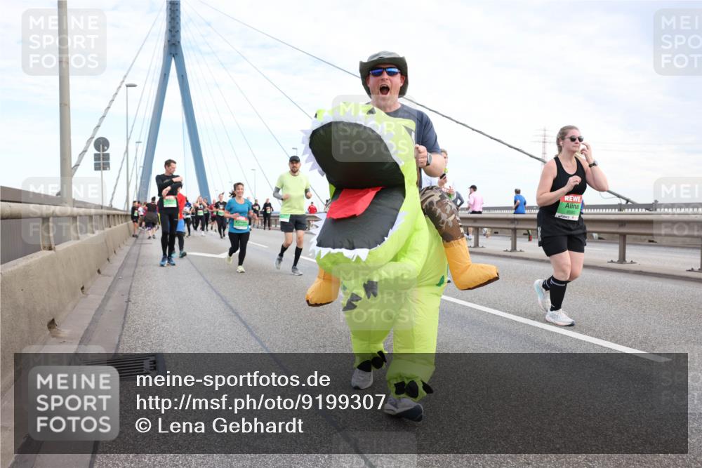 03.10.2025 - Köhlbrandbrückenlauf Lena Gebhardt http://msf.ph/oto/9199307 03.10.2025 15:38:06 Position 1 8580 meine-sportfotos.de