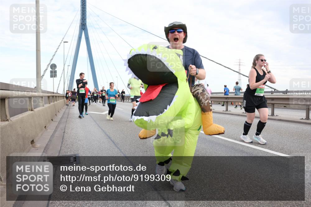 03.10.2025 - Köhlbrandbrückenlauf Lena Gebhardt http://msf.ph/oto/9199309 03.10.2025 15:38:06 Position 1  meine-sportfotos.de
