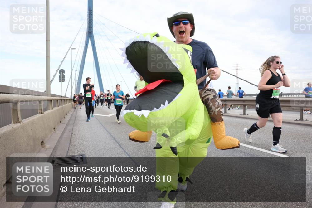 03.10.2025 - Köhlbrandbrückenlauf Lena Gebhardt http://msf.ph/oto/9199310 03.10.2025 15:38:06 Position 1  meine-sportfotos.de