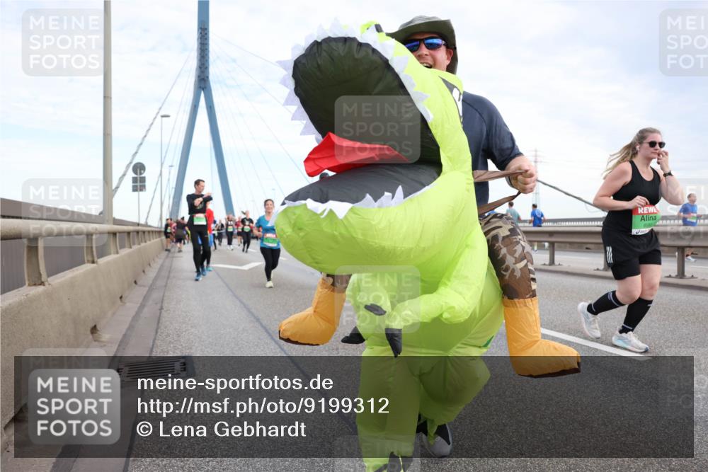 03.10.2025 - Köhlbrandbrückenlauf Lena Gebhardt http://msf.ph/oto/9199312 03.10.2025 15:38:06 Position 1  meine-sportfotos.de