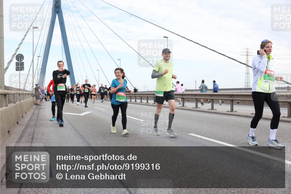 03.10.2025 - Köhlbrandbrückenlauf Lena Gebhardt http://msf.ph/oto/9199316 03.10.2025 15:38:07 Position 1 9330, 8665 meine-sportfotos.de