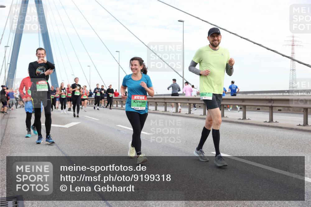 03.10.2025 - Köhlbrandbrückenlauf Lena Gebhardt http://msf.ph/oto/9199318 03.10.2025 15:38:07 Position 1 9330, 9328 meine-sportfotos.de