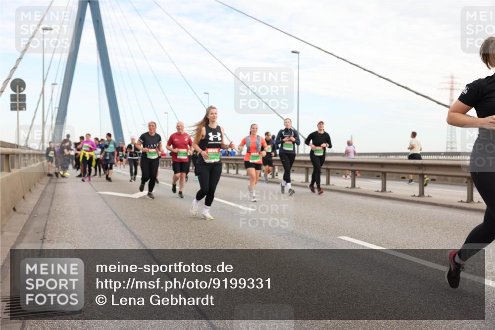 03.10.2025 - Köhlbrandbrückenlauf Lena Gebhardt http://msf.ph/oto/9199331 03.10.2025 15:38:13 Position 1  meine-sportfotos.de