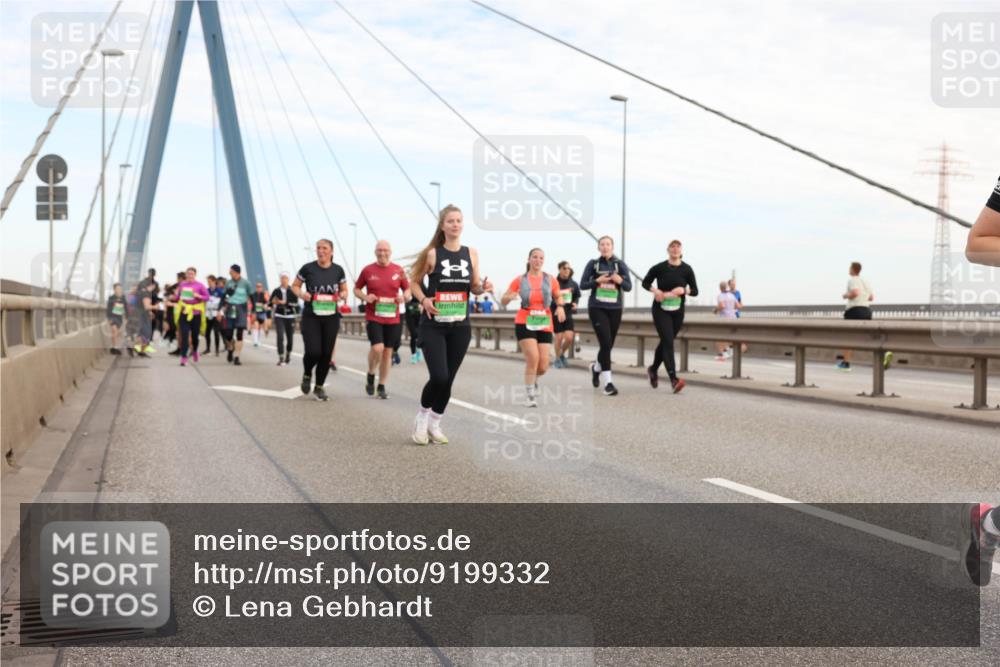 03.10.2025 - Köhlbrandbrückenlauf Lena Gebhardt http://msf.ph/oto/9199332 03.10.2025 15:38:13 Position 1  meine-sportfotos.de