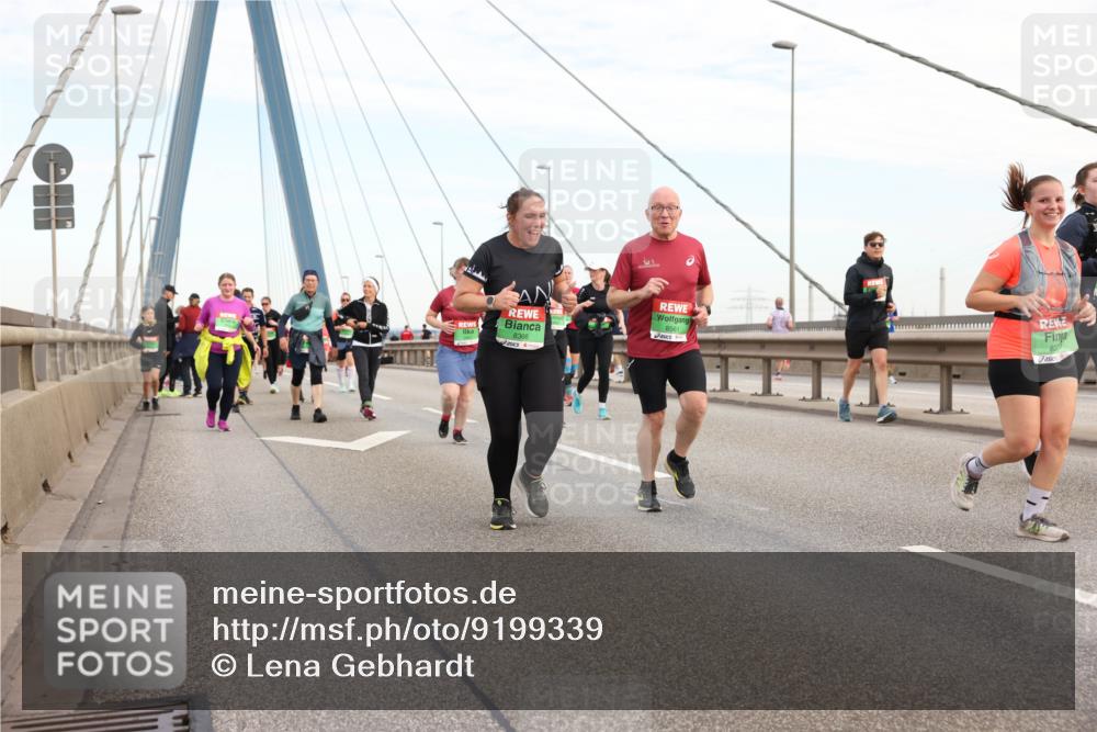 03.10.2025 - Köhlbrandbrückenlauf Lena Gebhardt http://msf.ph/oto/9199339 03.10.2025 15:38:15 Position 1 8366, 8561, 8377 meine-sportfotos.de