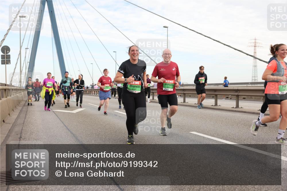 03.10.2025 - Köhlbrandbrückenlauf Lena Gebhardt http://msf.ph/oto/9199342 03.10.2025 15:38:16 Position 1 8561, 8366, 8 meine-sportfotos.de