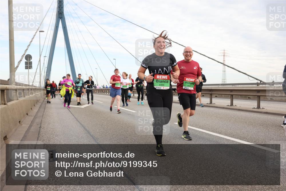 03.10.2025 - Köhlbrandbrückenlauf Lena Gebhardt http://msf.ph/oto/9199345 03.10.2025 15:38:16 Position 1 8366, 8561 meine-sportfotos.de
