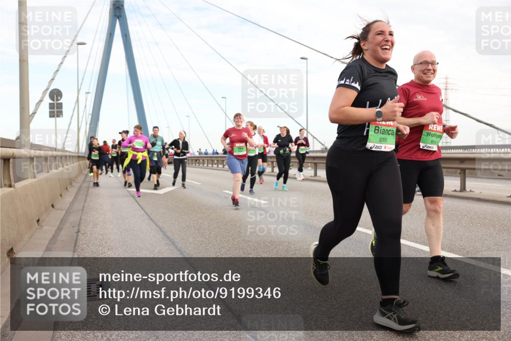 03.10.2025 - Köhlbrandbrückenlauf Lena Gebhardt http://msf.ph/oto/9199346 03.10.2025 15:38:16 Position 1 8366, 8561 meine-sportfotos.de