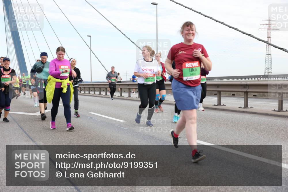03.10.2025 - Köhlbrandbrückenlauf Lena Gebhardt http://msf.ph/oto/9199351 03.10.2025 15:38:18 Position 1 9552, 8602, 9402 meine-sportfotos.de