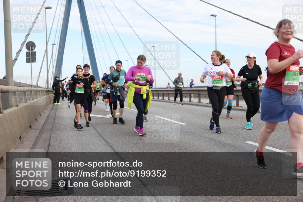03.10.2025 - Köhlbrandbrückenlauf Lena Gebhardt http://msf.ph/oto/9199352 03.10.2025 15:38:18 Position 1 9402 meine-sportfotos.de