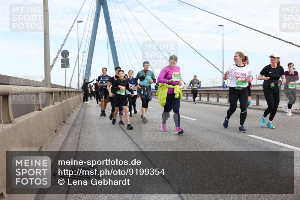03.10.2025 - Köhlbrandbrückenlauf Lena Gebhardt http://msf.ph/oto/9199354 03.10.2025 15:38:19 Position 1  meine-sportfotos.de