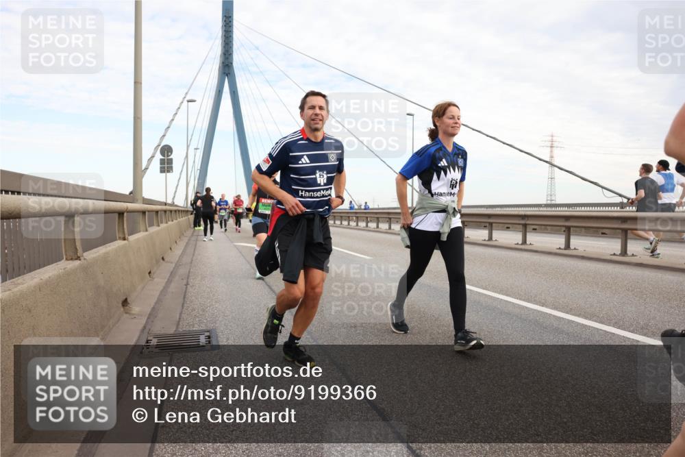03.10.2025 - Köhlbrandbrückenlauf Lena Gebhardt http://msf.ph/oto/9199366 03.10.2025 15:38:22 Position 1  meine-sportfotos.de