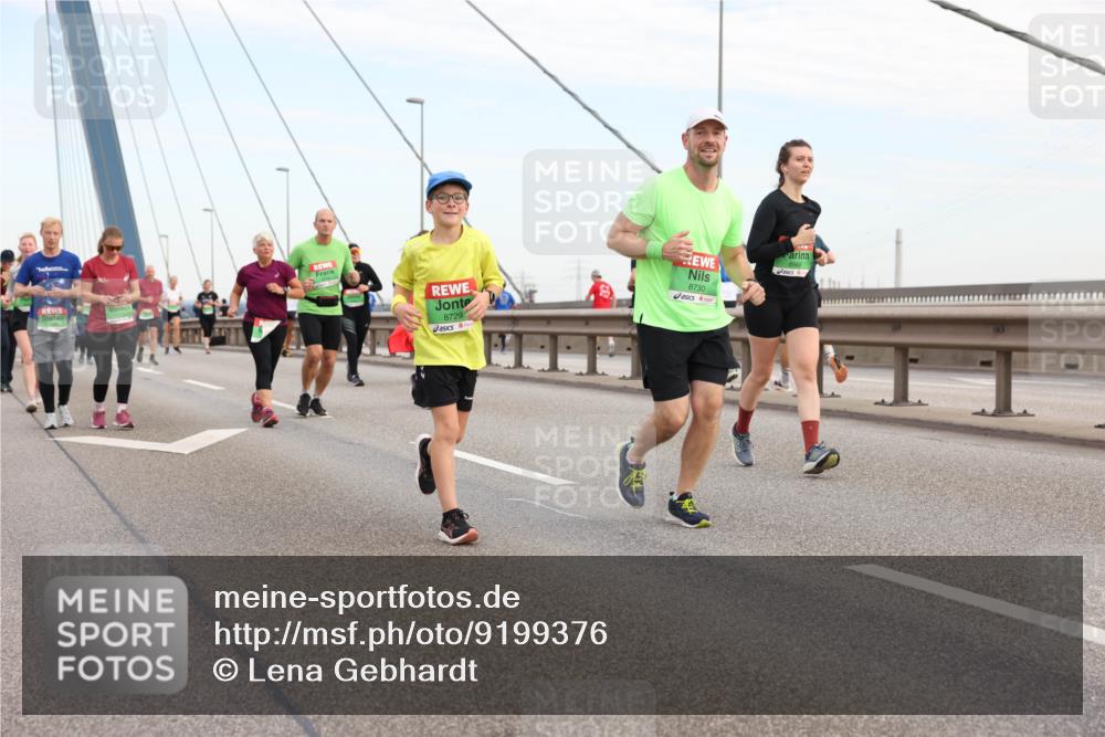 03.10.2025 - Köhlbrandbrückenlauf Lena Gebhardt http://msf.ph/oto/9199376 03.10.2025 15:38:25 Position 1 8729, 8568, 8730 meine-sportfotos.de
