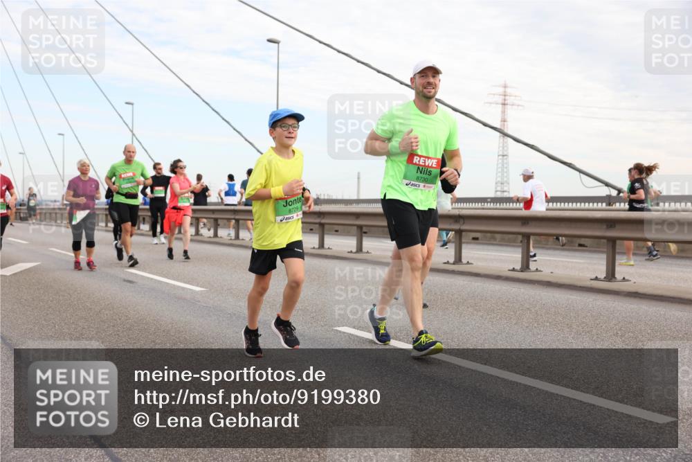 03.10.2025 - Köhlbrandbrückenlauf Lena Gebhardt http://msf.ph/oto/9199380 03.10.2025 15:38:26 Position 1 8729, 8730 meine-sportfotos.de