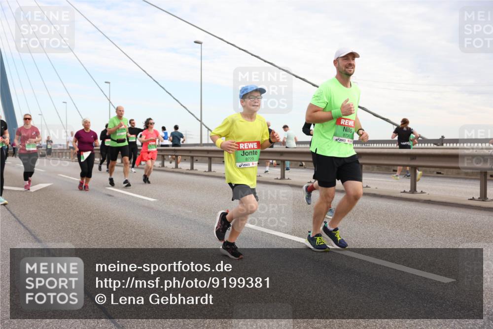 03.10.2025 - Köhlbrandbrückenlauf Lena Gebhardt http://msf.ph/oto/9199381 03.10.2025 15:38:26 Position 1 8729, 8730 meine-sportfotos.de