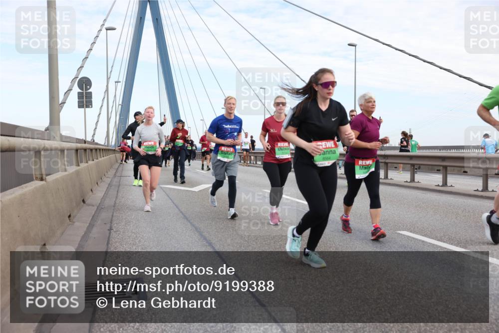 03.10.2025 - Köhlbrandbrückenlauf Lena Gebhardt http://msf.ph/oto/9199388 03.10.2025 15:38:29 Position 1 7254, 8564 meine-sportfotos.de