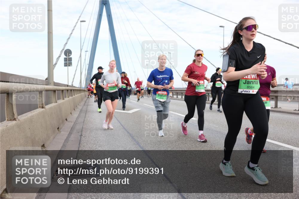 03.10.2025 - Köhlbrandbrückenlauf Lena Gebhardt http://msf.ph/oto/9199391 03.10.2025 15:38:29 Position 1 7183, 8564 meine-sportfotos.de