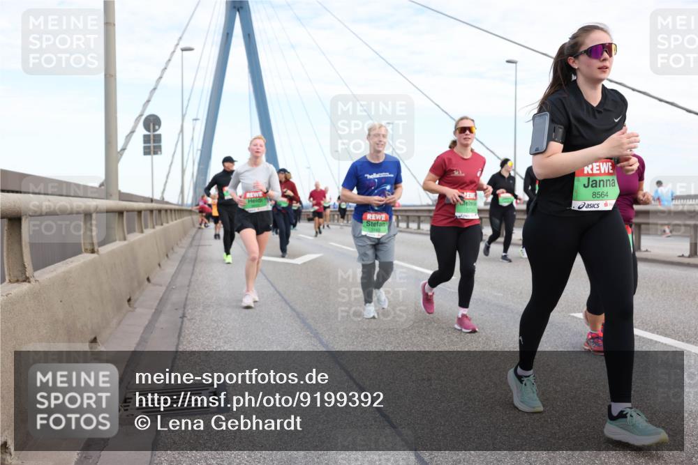 03.10.2025 - Köhlbrandbrückenlauf Lena Gebhardt http://msf.ph/oto/9199392 03.10.2025 15:38:30 Position 1 7183, 8564 meine-sportfotos.de