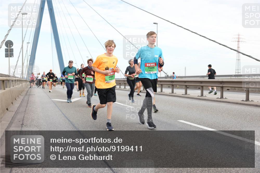 03.10.2025 - Köhlbrandbrückenlauf Lena Gebhardt http://msf.ph/oto/9199411 03.10.2025 15:38:36 Position 1 8317, 8316 meine-sportfotos.de