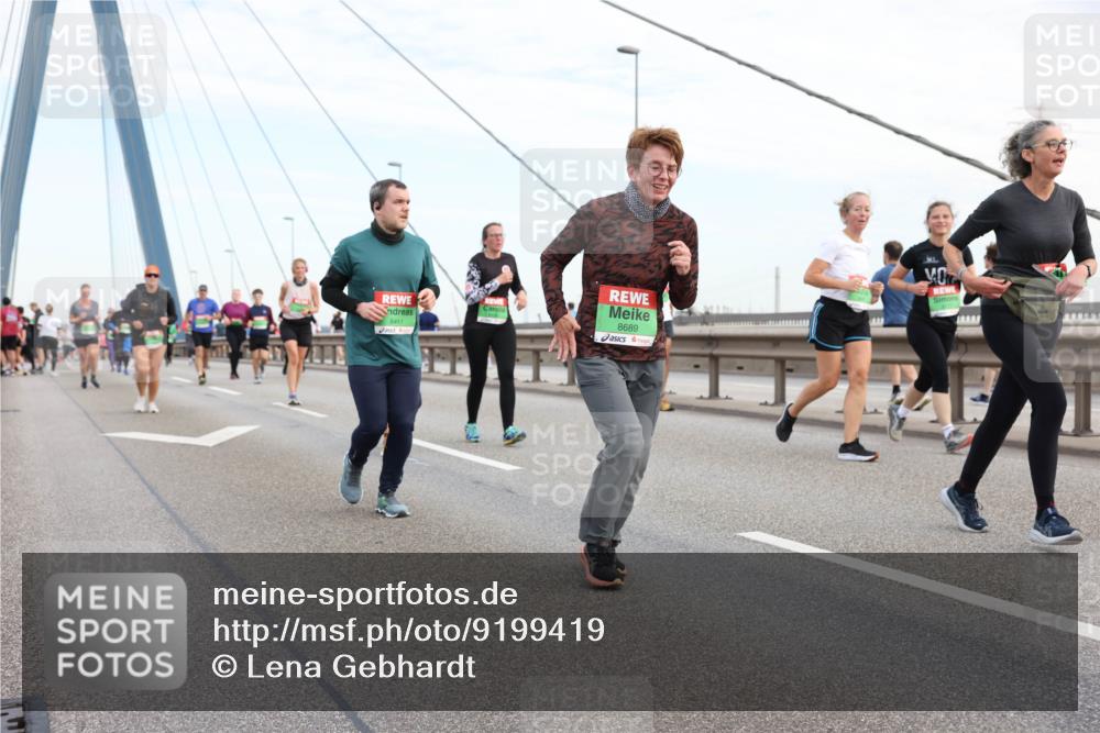 03.10.2025 - Köhlbrandbrückenlauf Lena Gebhardt http://msf.ph/oto/9199419 03.10.2025 15:38:38 Position 1 8411, 8689 meine-sportfotos.de