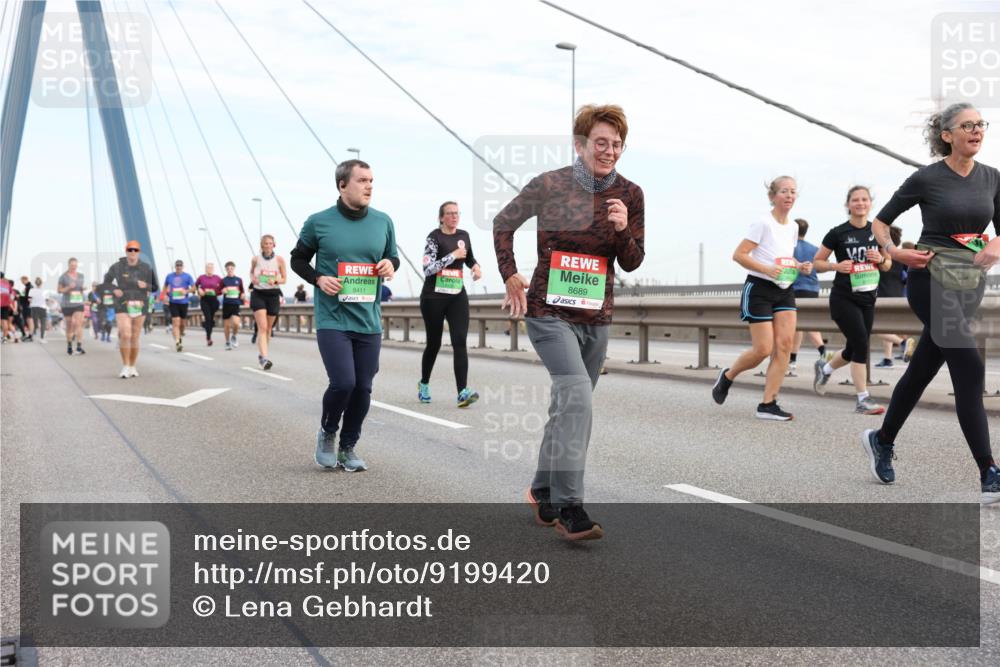 03.10.2025 - Köhlbrandbrückenlauf Lena Gebhardt http://msf.ph/oto/9199420 03.10.2025 15:38:38 Position 1 8411, 8689 meine-sportfotos.de