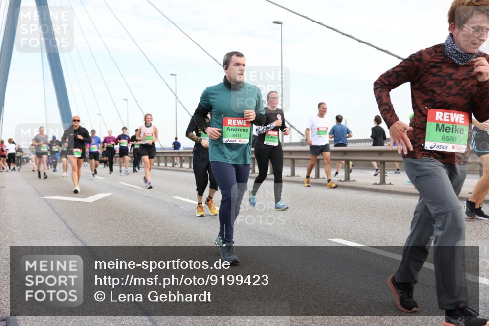 03.10.2025 - Köhlbrandbrückenlauf Lena Gebhardt http://msf.ph/oto/9199423 03.10.2025 15:38:39 Position 1 8411, 8130, 8689 meine-sportfotos.de