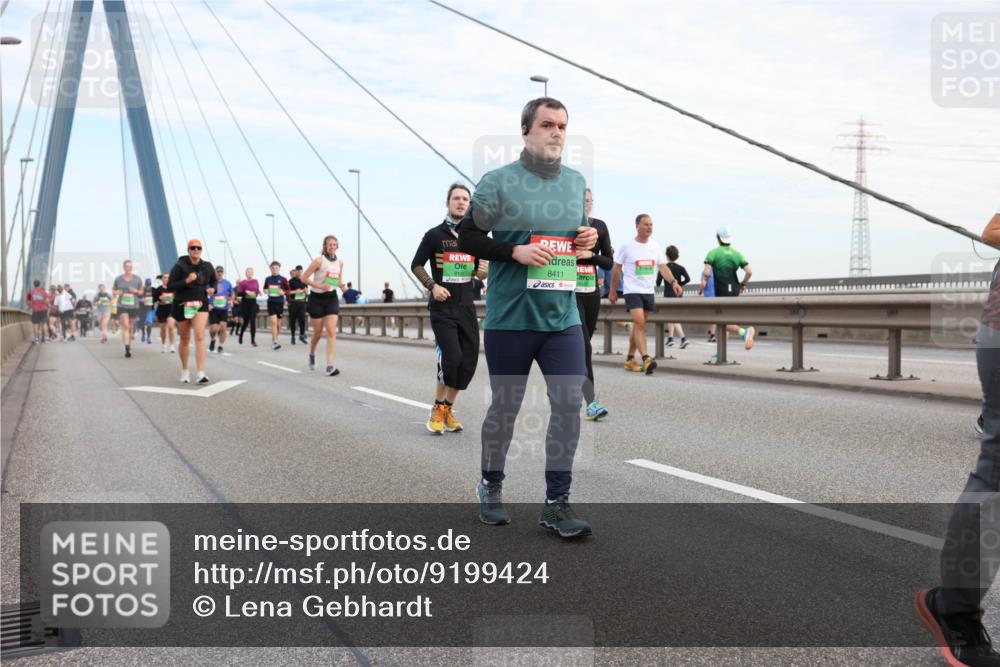 03.10.2025 - Köhlbrandbrückenlauf Lena Gebhardt http://msf.ph/oto/9199424 03.10.2025 15:38:39 Position 1 8411, 8131 meine-sportfotos.de