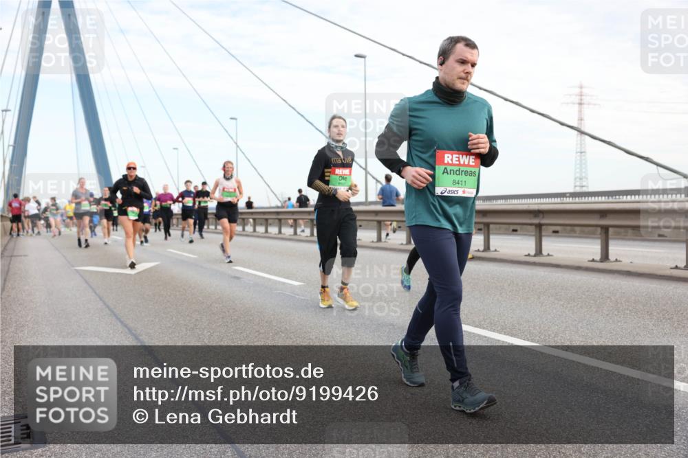 03.10.2025 - Köhlbrandbrückenlauf Lena Gebhardt http://msf.ph/oto/9199426 03.10.2025 15:38:39 Position 1 8411 meine-sportfotos.de