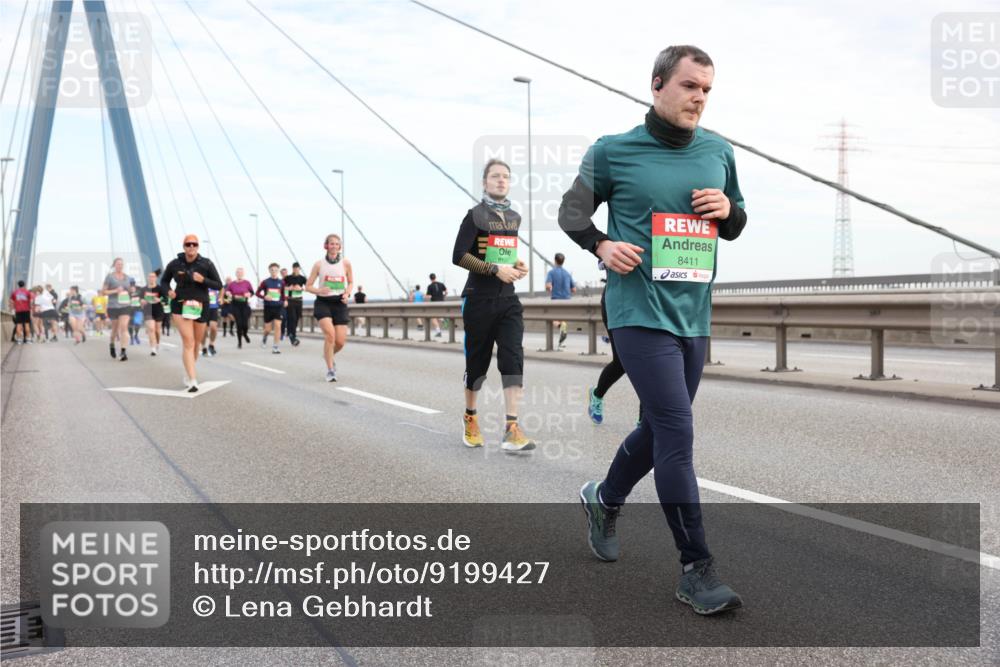 03.10.2025 - Köhlbrandbrückenlauf Lena Gebhardt http://msf.ph/oto/9199427 03.10.2025 15:38:39 Position 1 8131, 8411 meine-sportfotos.de