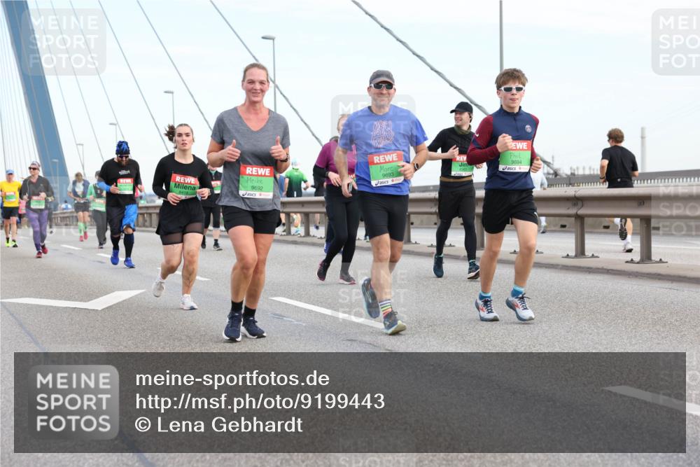 03.10.2025 - Köhlbrandbrückenlauf Lena Gebhardt http://msf.ph/oto/9199443 03.10.2025 15:38:44 Position 1 9692, 9693, 8418, 9694 meine-sportfotos.de