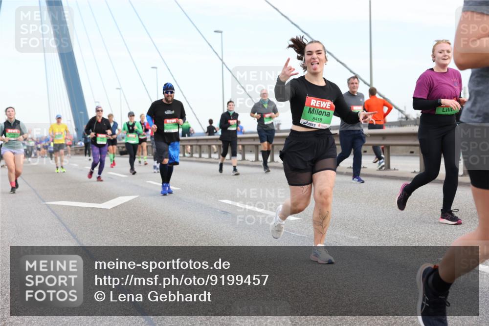 03.10.2025 - Köhlbrandbrückenlauf Lena Gebhardt http://msf.ph/oto/9199457 03.10.2025 15:38:46 Position 1 8418 meine-sportfotos.de