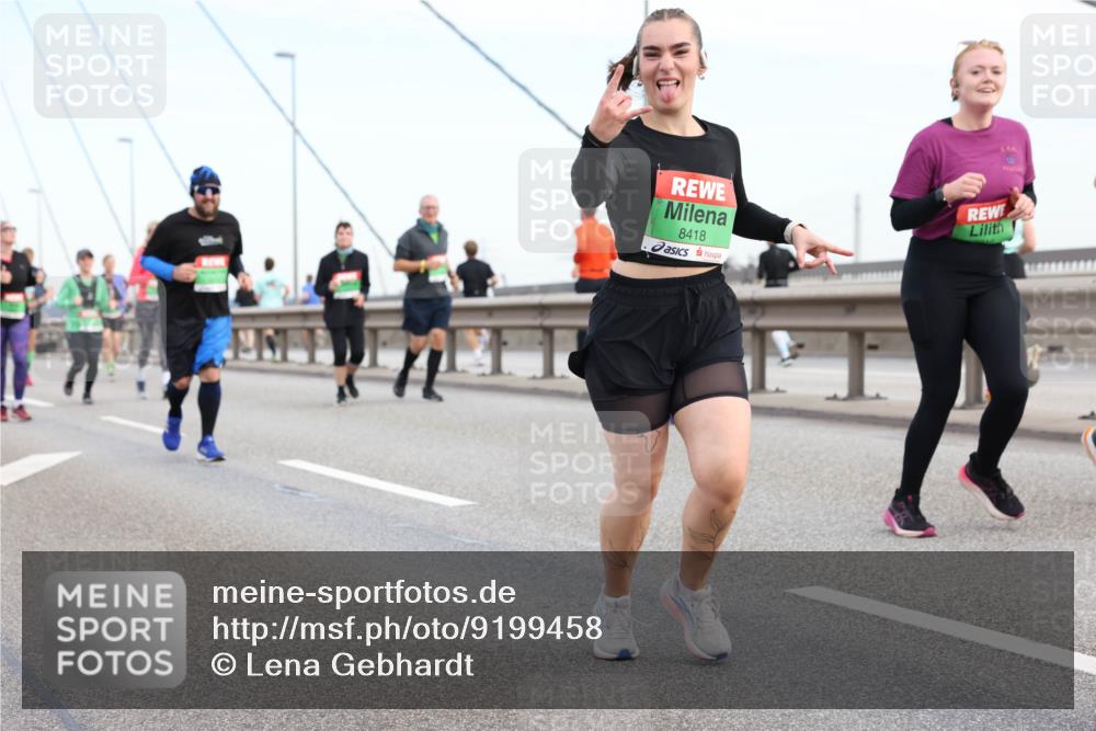 03.10.2025 - Köhlbrandbrückenlauf Lena Gebhardt http://msf.ph/oto/9199458 03.10.2025 15:38:47 Position 1 8418 meine-sportfotos.de