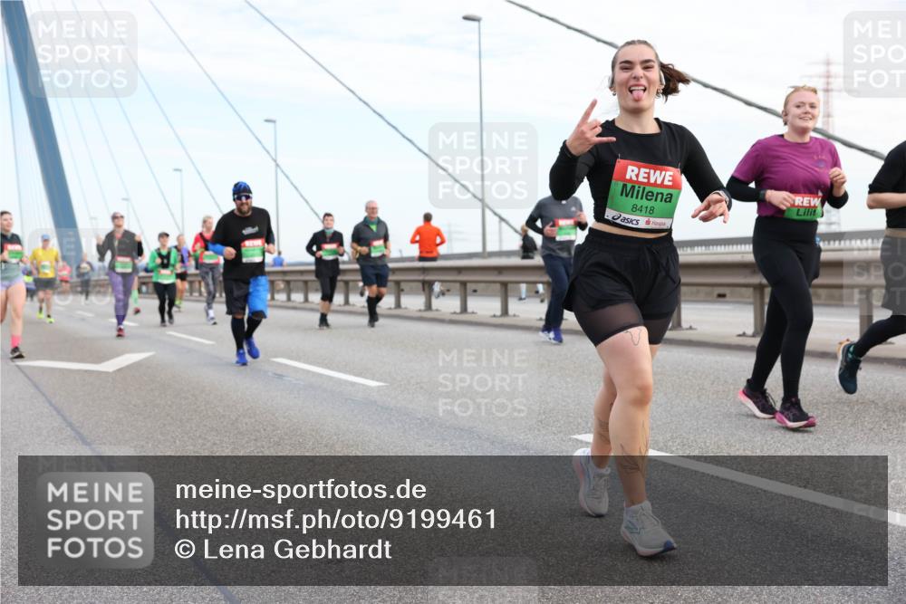 03.10.2025 - Köhlbrandbrückenlauf Lena Gebhardt http://msf.ph/oto/9199461 03.10.2025 15:38:47 Position 1 8418 meine-sportfotos.de