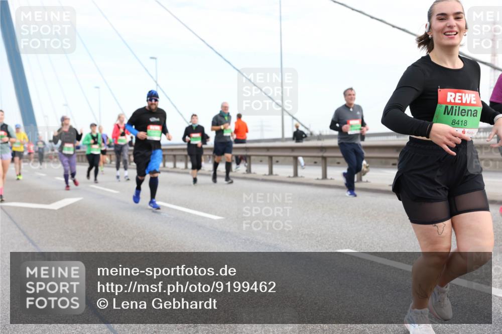 03.10.2025 - Köhlbrandbrückenlauf Lena Gebhardt http://msf.ph/oto/9199462 03.10.2025 15:38:48 Position 1 8418 meine-sportfotos.de