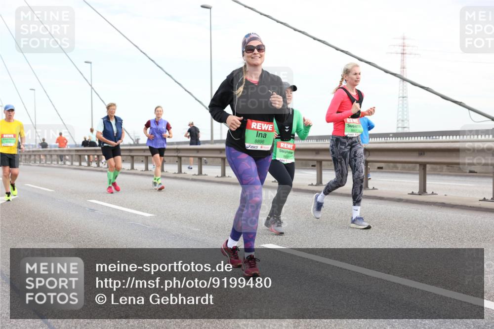 03.10.2025 - Köhlbrandbrückenlauf Lena Gebhardt http://msf.ph/oto/9199480 03.10.2025 15:38:53 Position 1 8896, 8653, 8661 meine-sportfotos.de