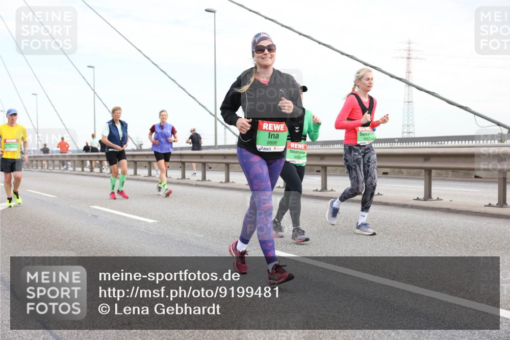 03.10.2025 - Köhlbrandbrückenlauf Lena Gebhardt http://msf.ph/oto/9199481 03.10.2025 15:38:53 Position 1 8896, 8653, 8661 meine-sportfotos.de