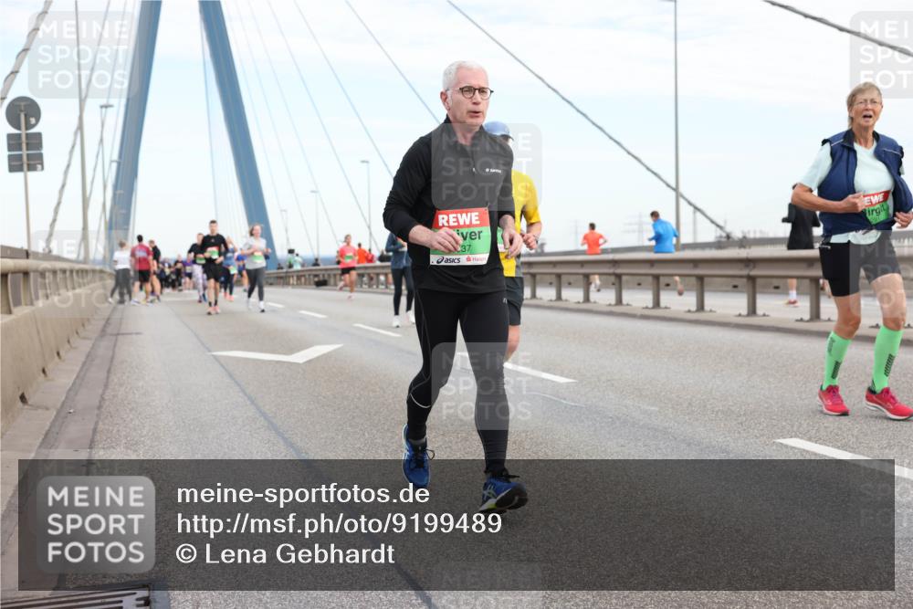 03.10.2025 - Köhlbrandbrückenlauf Lena Gebhardt http://msf.ph/oto/9199489 03.10.2025 15:38:56 Position 1 37 meine-sportfotos.de
