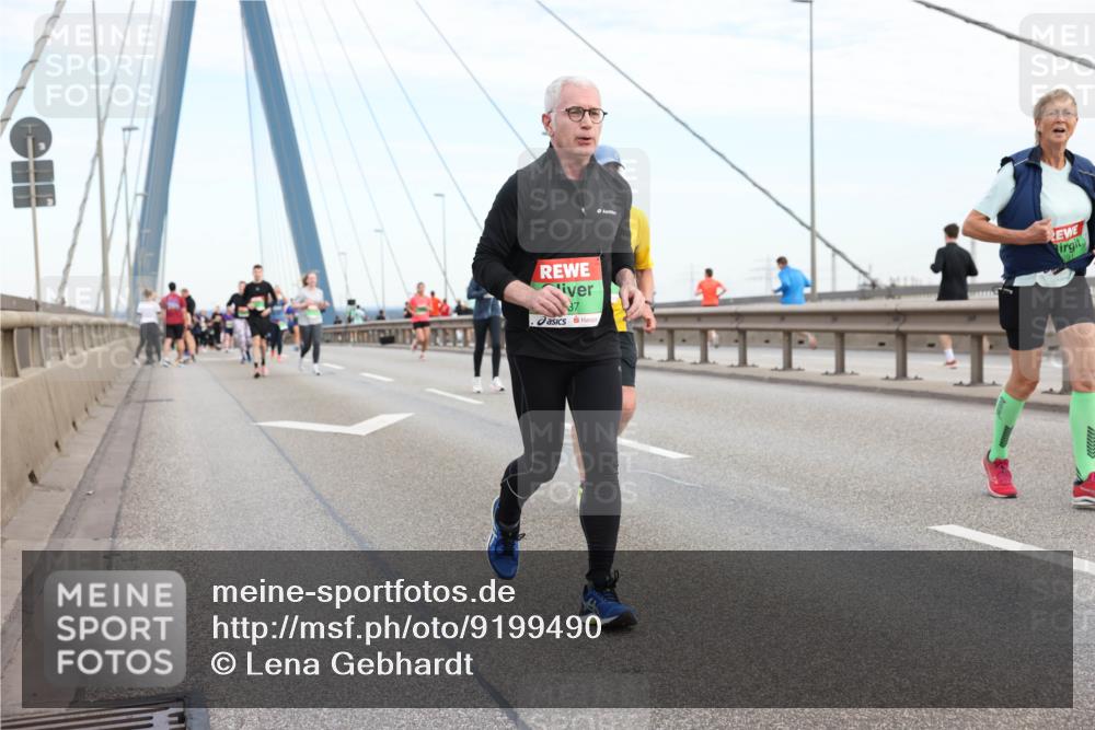 03.10.2025 - Köhlbrandbrückenlauf Lena Gebhardt http://msf.ph/oto/9199490 03.10.2025 15:38:56 Position 1 37 meine-sportfotos.de
