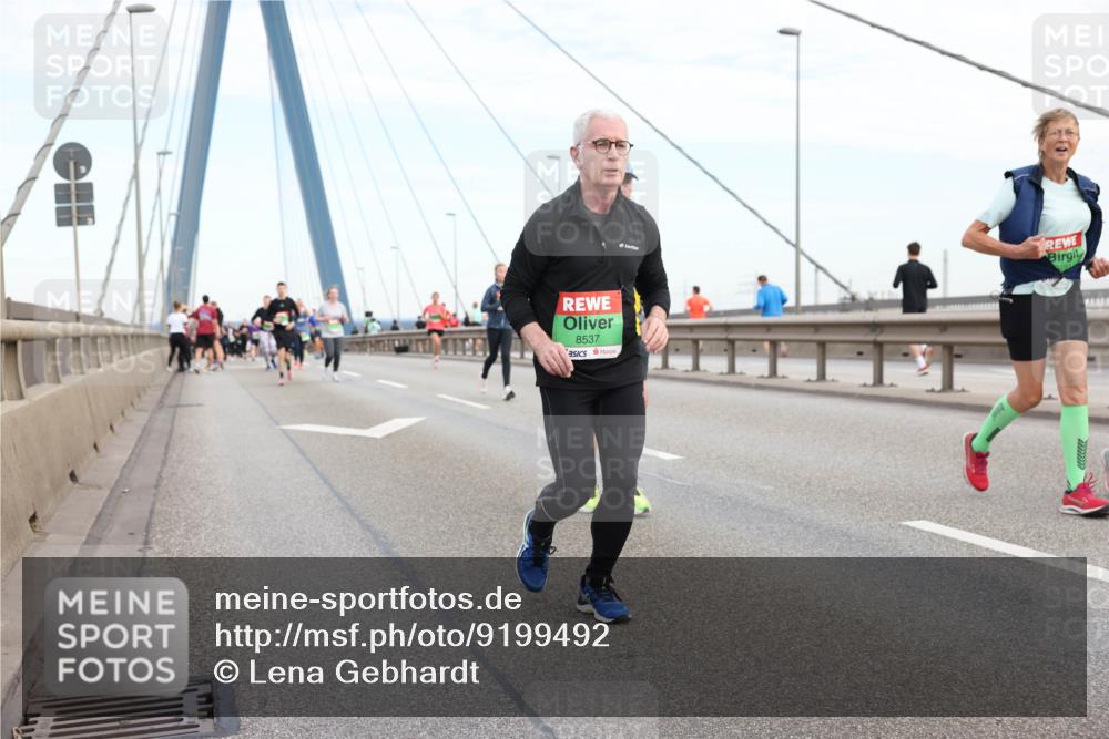 03.10.2025 - Köhlbrandbrückenlauf Lena Gebhardt http://msf.ph/oto/9199492 03.10.2025 15:38:56 Position 1 8537 meine-sportfotos.de