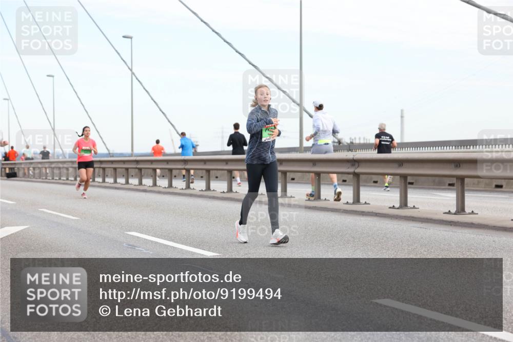 03.10.2025 - Köhlbrandbrückenlauf Lena Gebhardt http://msf.ph/oto/9199494 03.10.2025 15:38:59 Position 1  meine-sportfotos.de