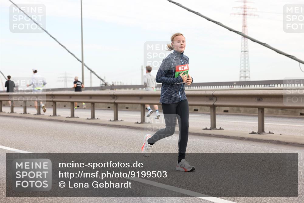 03.10.2025 - Köhlbrandbrückenlauf Lena Gebhardt http://msf.ph/oto/9199503 03.10.2025 15:39:00 Position 1  meine-sportfotos.de