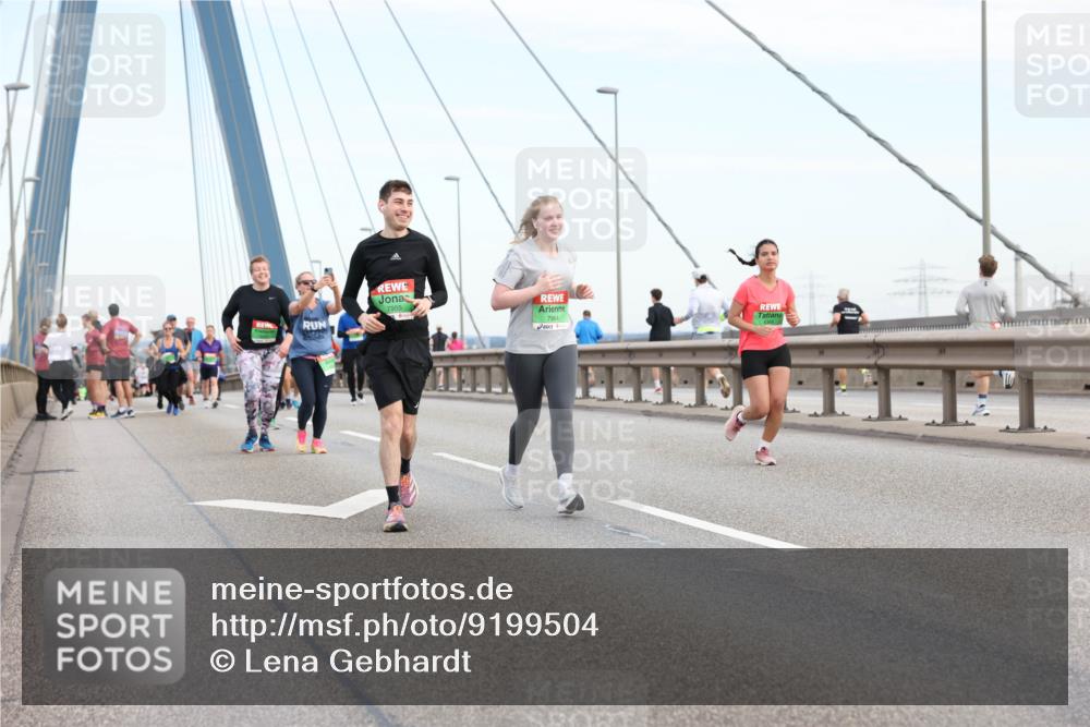03.10.2025 - Köhlbrandbrückenlauf Lena Gebhardt http://msf.ph/oto/9199504 03.10.2025 15:39:02 Position 1 7955, 7964 meine-sportfotos.de